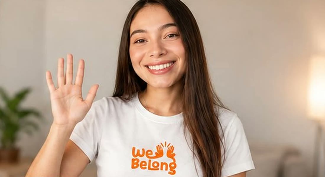 Una profesora de WeBelong saluda en una videollamada
